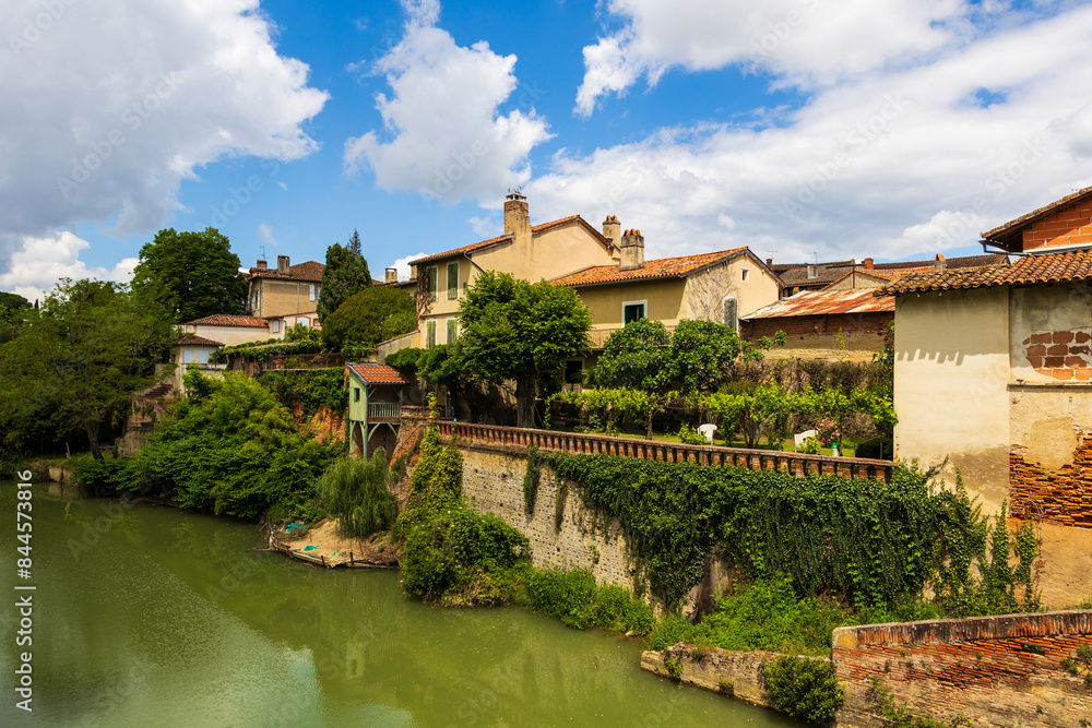 Fototapeta premium Maisons le long de l’Arize depuis le Pont d’Auriac à Rieux-Volvestre