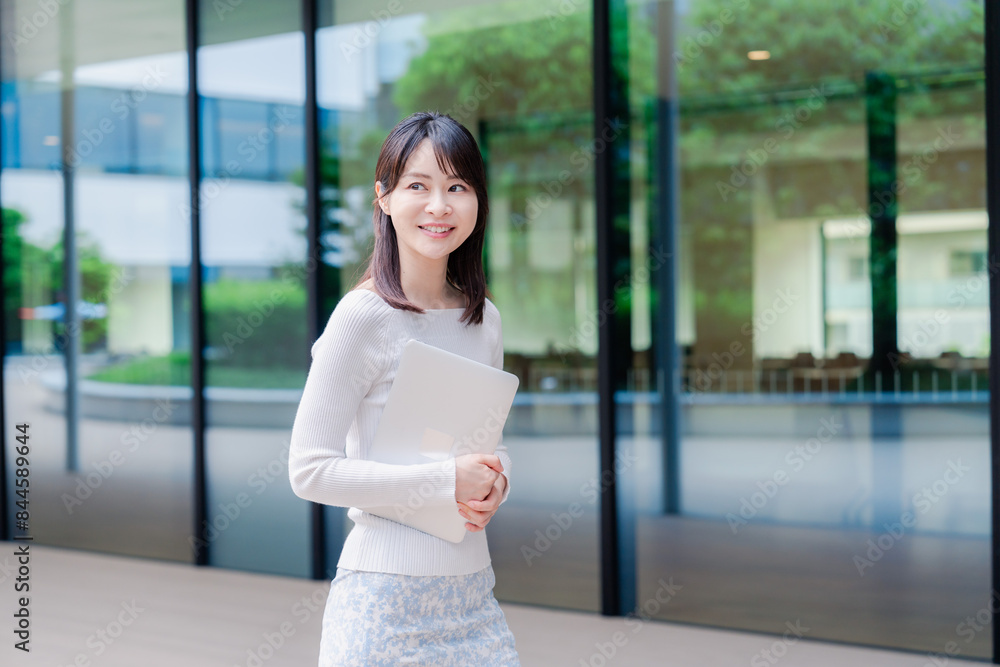 キャンパス内を歩く女子大学生 キャンパス内を歩く女子大学生