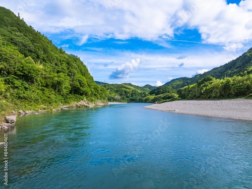 仁淀ブルーが美しい、浅尾の沈下橋。高知県越知町