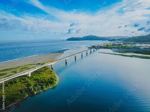 晴天の仁淀川河口大橋のドローン空撮。高知県高知市