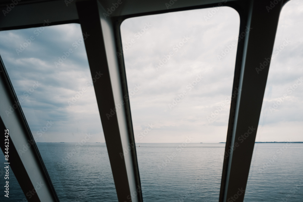 Ausblick aus einem Fenster einer Fähre Ausblick aus einem Fenster einer Fähre