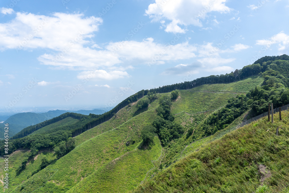 Obraz premium View of the trail from Mt. Bonno-ori via Mt. Kuroyama, Mt. Iwatakeishi, and Mt. Sodake