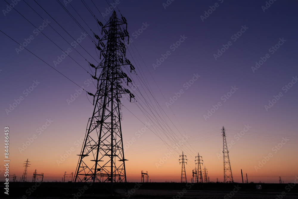 Fototapeta premium 夜明け前の空と鉄塔と送電線の風景