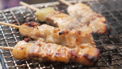 日本の一般的なバーベキューの調理風景。焼き鳥（チキンの串焼き）。