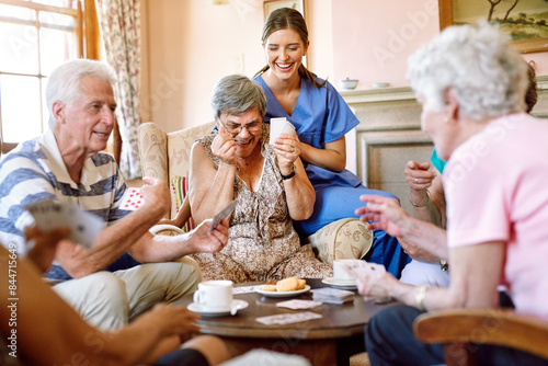 Foto Happy, senior woman and card game win in retirement home with friends or roommates for recreational fun