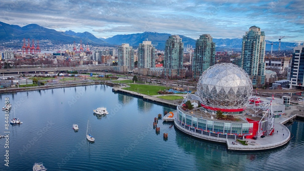 Obraz premium Science World in Vancouver on False Creek, with the North Shore Mountains in the background