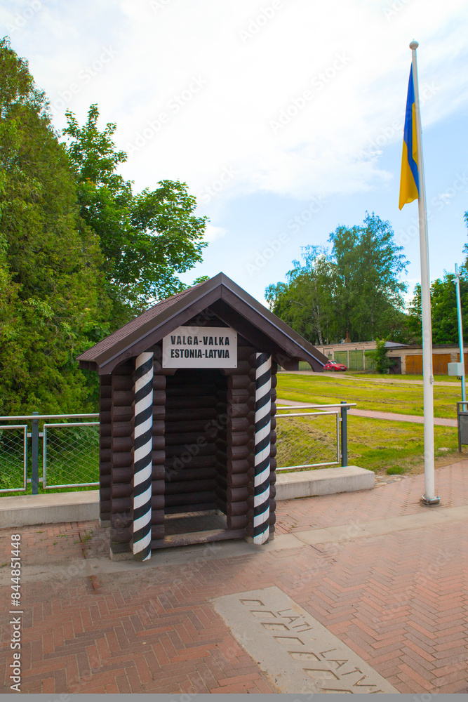Fototapeta premium Grenzhäuschen an dem Innerstädtische n Grenzübergang zwischen Estland und Lettland in der Stadt Valka / Valga.
