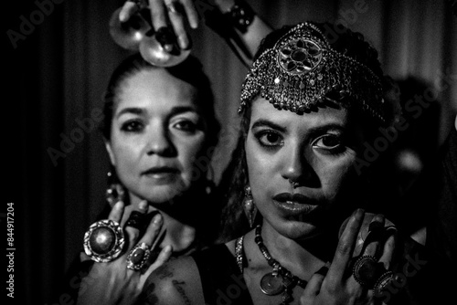 Fotografía en Blanco y Negro de bailarinas berebere, mostrando su joyería kuchi y crótalos photo