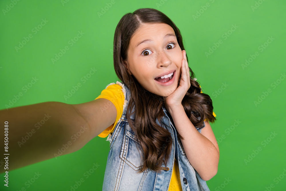 Φωτογραφία Photo of excited positive girl kid make selfie impressed isolated green color ba