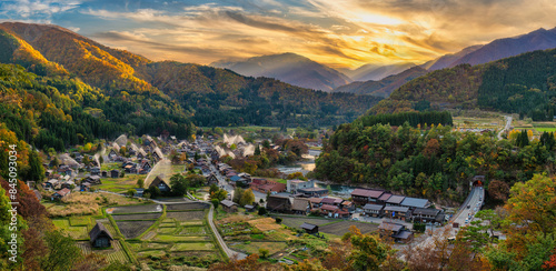 Obraz na płótnie Shirakawago village Gifu Japan panorama, Historical Japanese traditional Gassho house at Shirakawa village in autumn foliage season w salonie