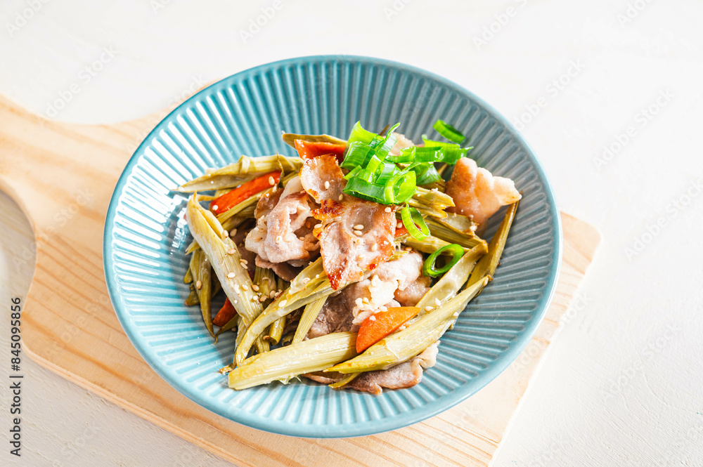 イタドリと豚肉の中華風炒め イタドリと豚肉の中華風炒め
