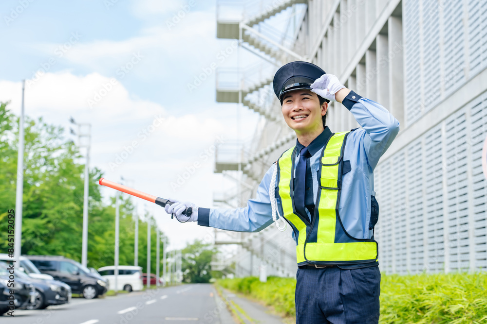 交通誘導する警備員 交通誘導する警備員