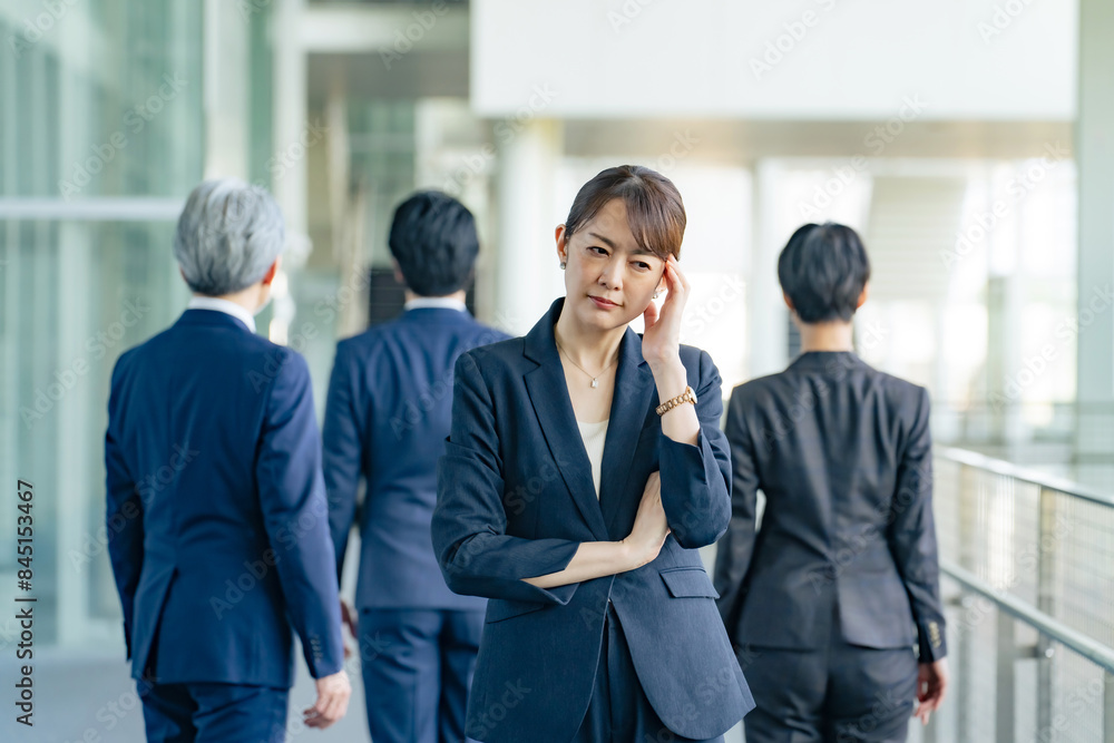 悩むミドル女性ビジネスパーソン