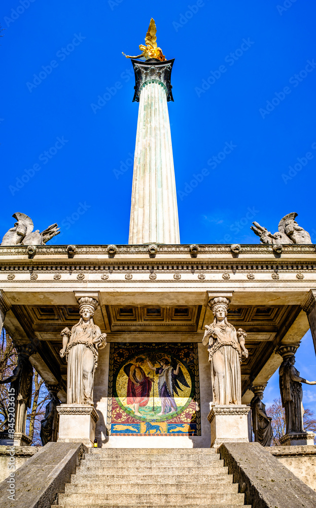 Obraz premium famous friedensengel - angel of peace - in munich