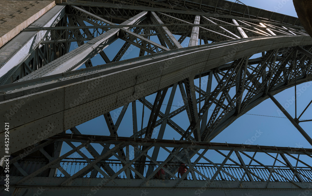 Unteransicht der Brücke Ponte Don Luis in Porto, Portugal Unteransicht der Brücke Ponte Don Luis in Porto, Portugal