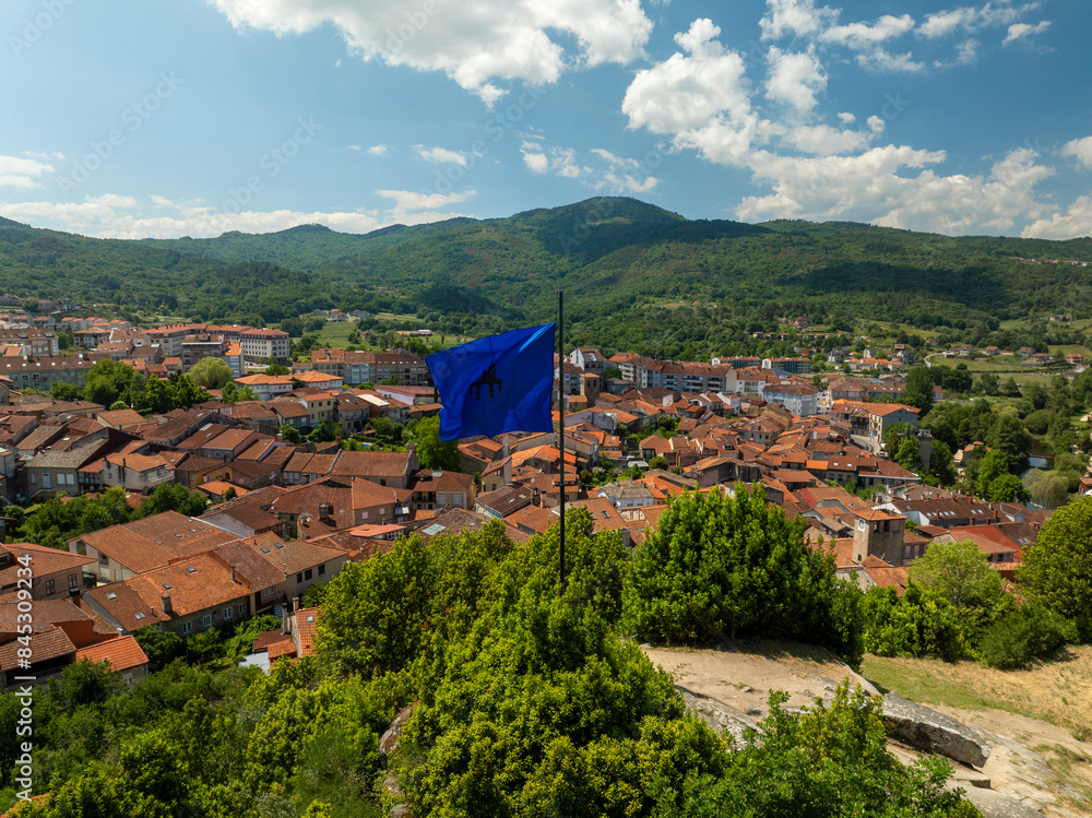 Fototapeta premium Allariz municipio Gallego de la provincia de Ourense con drone
