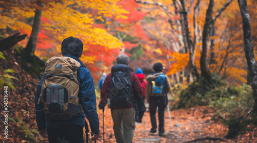 山や森林の紅葉を背景にハイキングをする人々