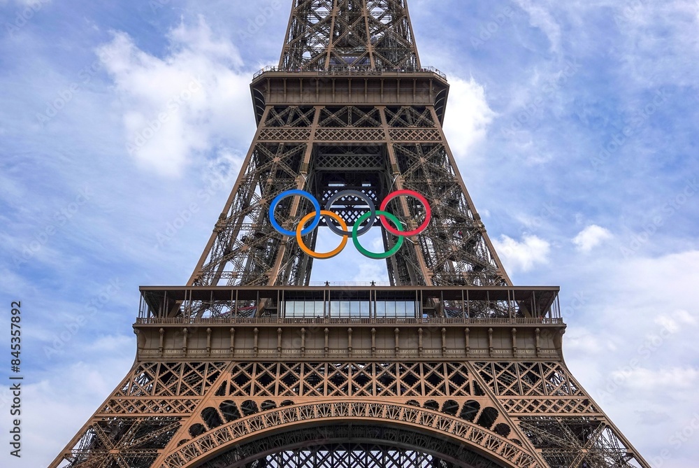 Anneaux des JO 2024 exposés sur la tour Eiffel Stock Photo | Adobe Stock