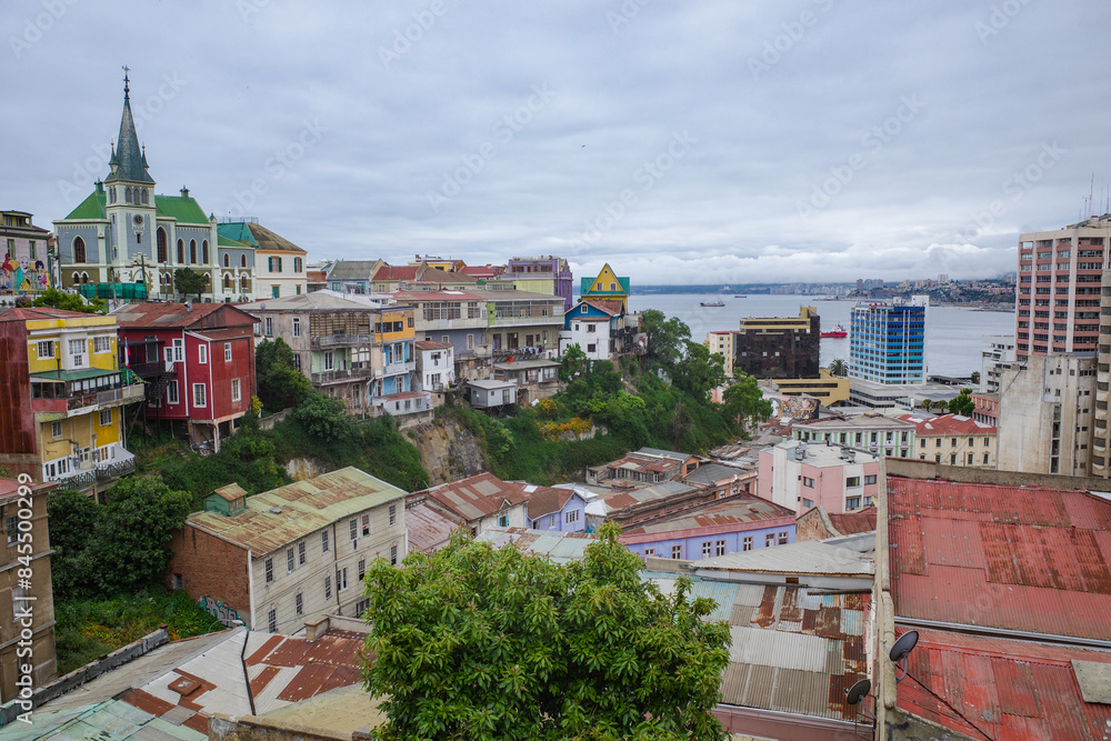 Obraz premium Valparaiso, Chile - Nov 28, 2023: Mirador viewpoint over the hills of the historic port of Valparaiso