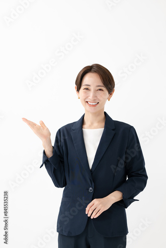 スーツ姿の女性