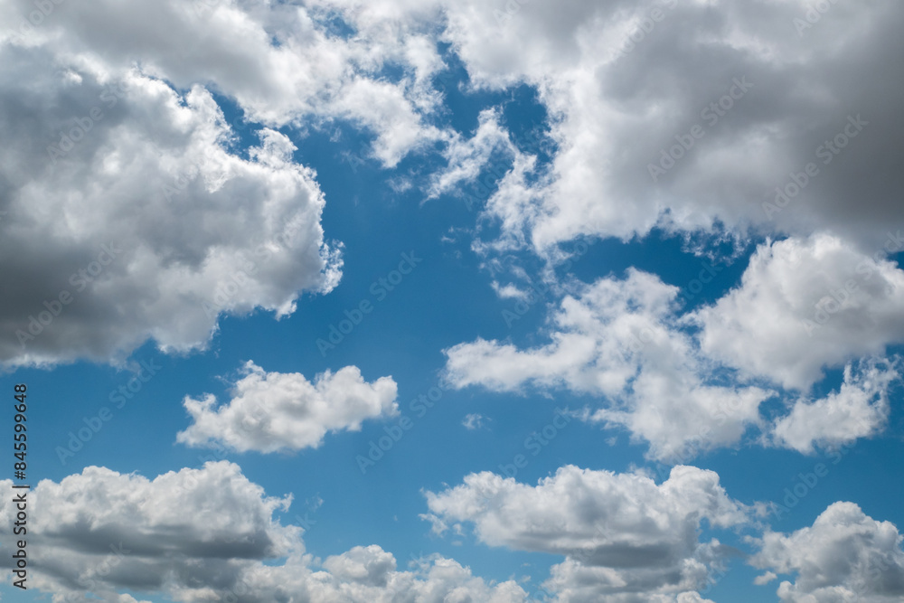 Céu com nuvens tempestuosas entre clarões ensolarados Céu com nuvens tempestuosas entre clarões ensolarados
