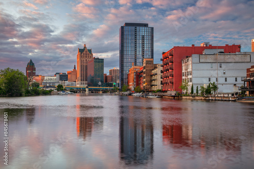 Obraz na płótnie Milwaukee, Wisconsin, USA. Cityscape image of downtown Milwaukee, Wisconsin, USA with reflection of the skyline in Mnemonee River at summer sunset. w salonie