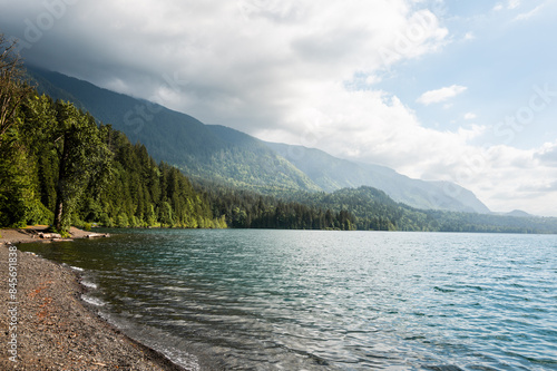 Mystischer Cultus Lake in Kanada bei bewölktem Himmel im Sommer