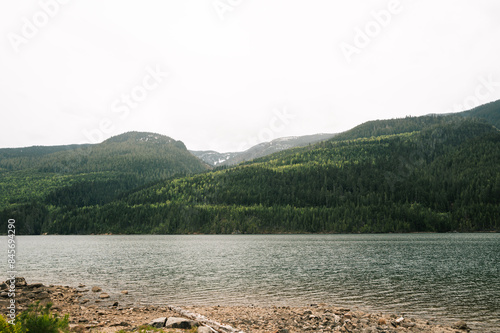 Lake Revelstoke in British Columbia: Bewölkter Tag mit Bergen und Fluss