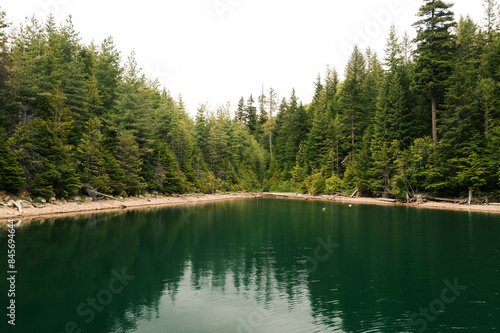 Lake Revelstoke in British Columbia: Bewölkter Tag mit Bergen und Fluss