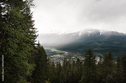 Revelstoke bei bewölktem Himmel: Malerische Aussicht auf die kanadische Kleinstadt