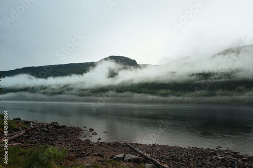Lake Revelstoke in British Columbia: Bewölkter Tag mit Bergen und Fluss