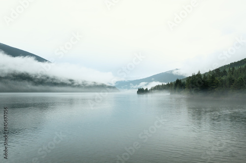 Lake Revelstoke in British Columbia: Bewölkter Tag mit Bergen und Fluss