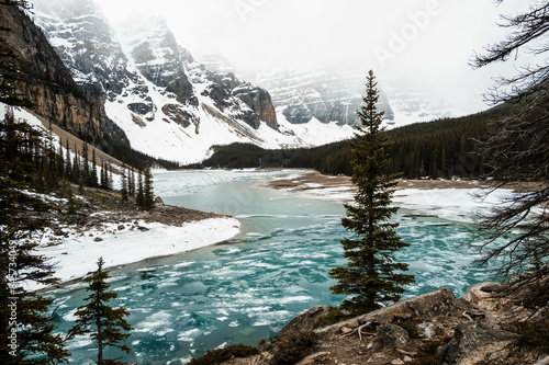Moraine Lake in Kanada: Türkisblauer See mit Eisschollen und Bergkulisse