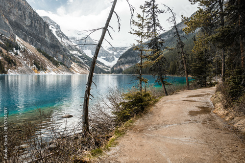 Lake Louise in Kanada: Türkisblaues Wasser und majestätische Bergkulisse