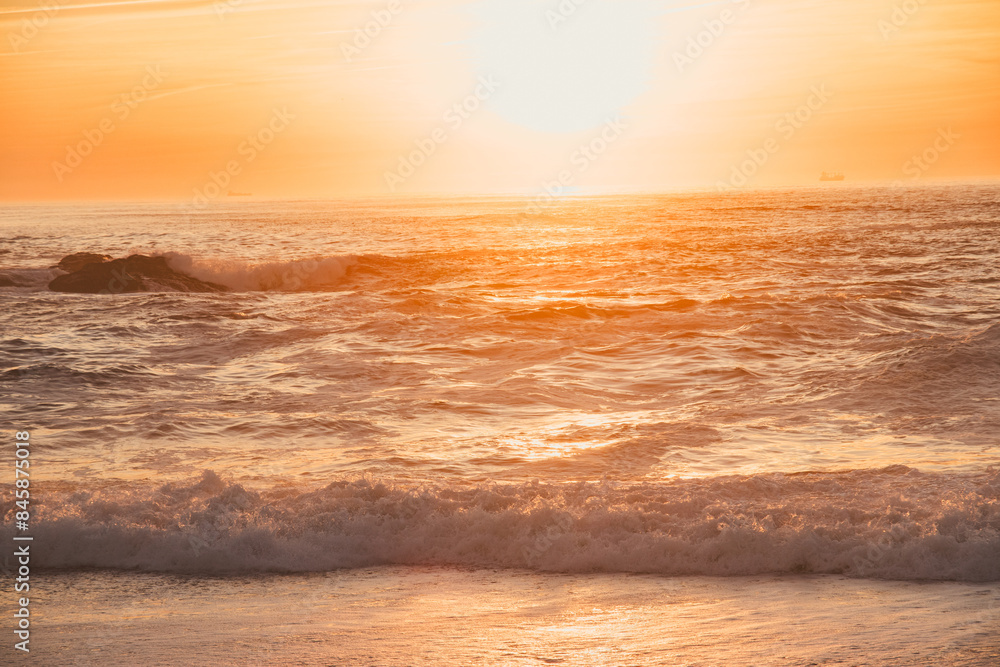 Obraz premium Sunset in the ocean by the lighthouse
