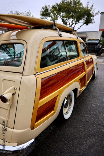 Φωτογραφία old fashioned woody style car with surfboards
