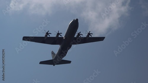 Vue en contre plongée d'un avion de guerre en vol photo