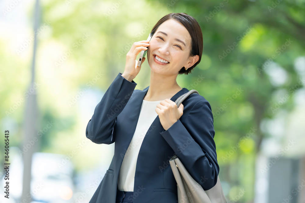 スマホで電話するビジネス女性