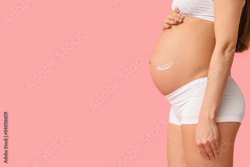 Young pregnant woman with c...