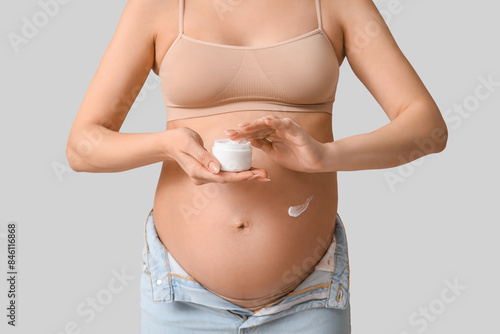 Young pregnant woman with c...