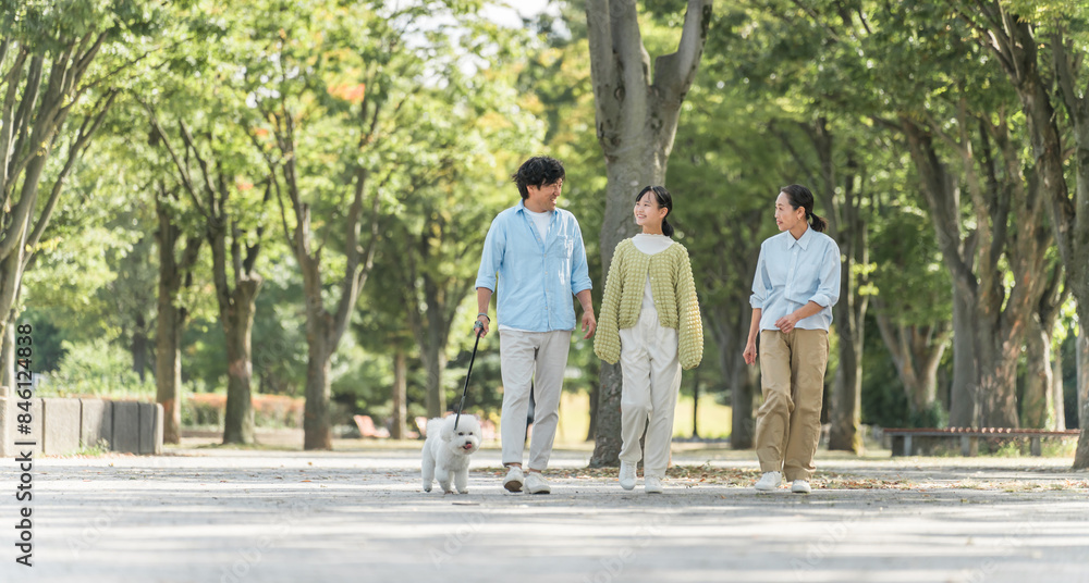 犬・ペットと遊ぶ家族・ファミリー（両親と子供・3人）
