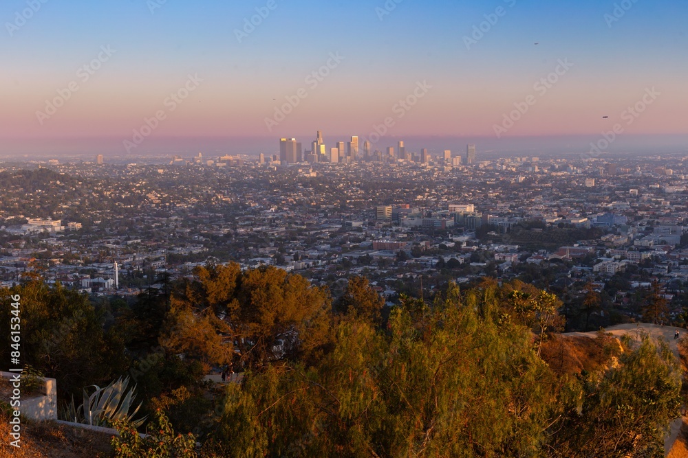 Fototapeta premium View Los angeles skyline from Griffith Observatory, California, USA.