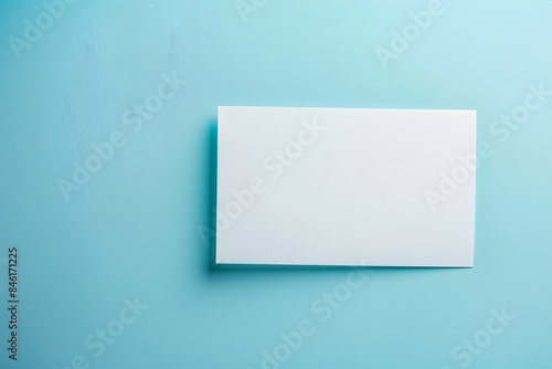 青の背景にメモ用紙が配置されている © dadakko