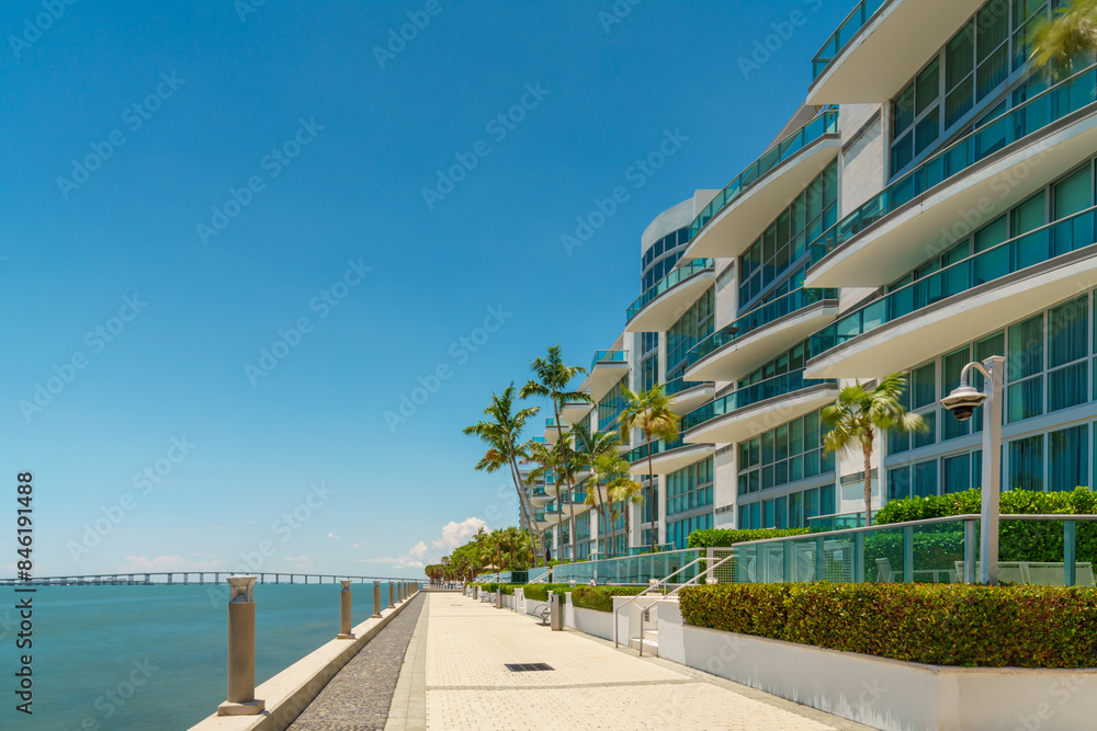Fototapeta premium Pedestrian walkway in Brickell. View of Biscayne Bay. Miami, Florida, USA