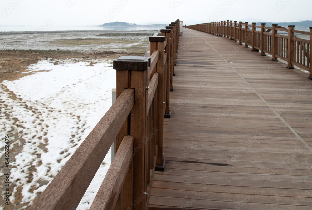 Obraz premium View of the footpath on the wooden bridge at the seaside