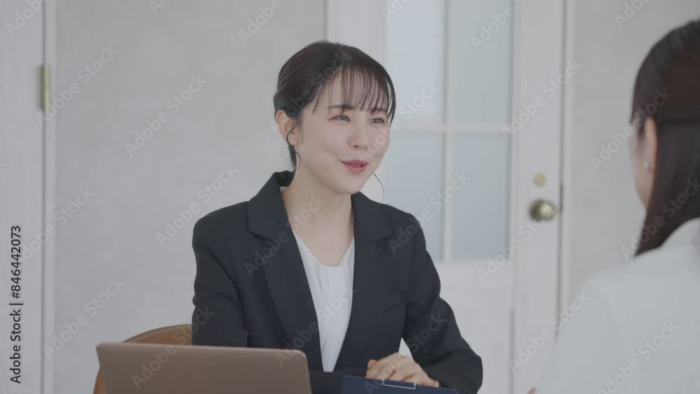 オフィスで働くビジネスマンたち（女性のみ）