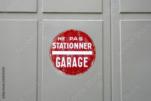 Panneau d'interdiction de stationner sur une porte de garage photo