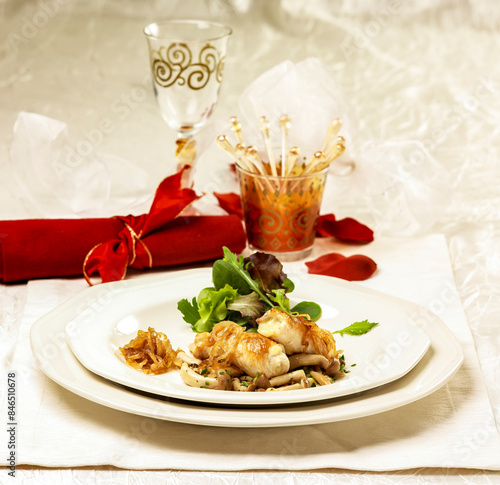 Fotografie rollitos de capon al parmesano con setas y cebolla caramelizada