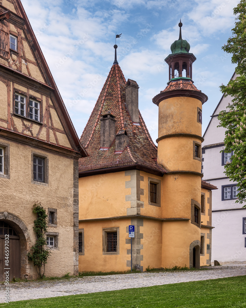 Obraz premium The beautiful medieval architecture in the old town of german fairytale Rothenburg ob der Tauber, Bavaria