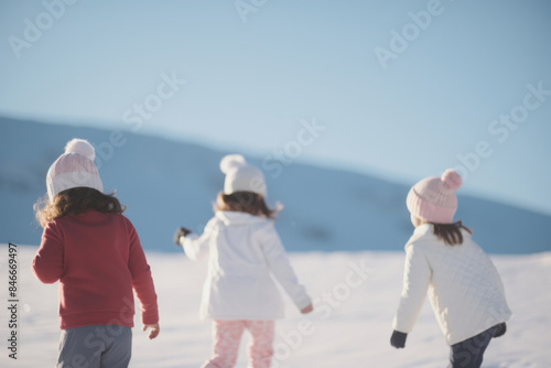 子供, 子供達, 冬, 雪, 雪合戦, 雪原, 雪山, 遊び, 雪合戦をする子供達, children, children playing, snow, snowball, snowball fight, snowfield, snow mountain, play, snowball fight, winter © design